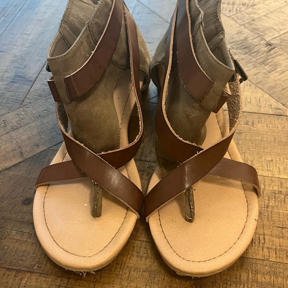 EUC | Maurice’s | Two-Toned Brown Leather Strappy Sandals with Heal Zippers.